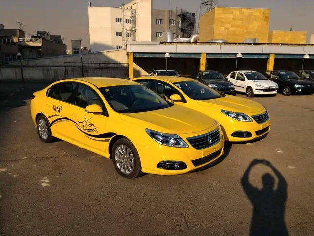 دو تاکسی در محوطه